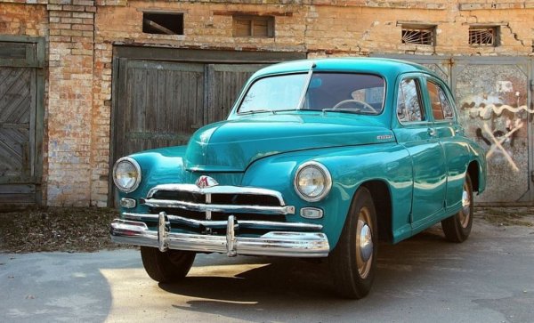 Двигателят може да работи с най-достъпния 66-октанов бензин и се отличава с добра унификация с други двигатели на ГАЗ от онази епоха. Това означава, че не няма затруднения нито с поддръжката, нито с резервните части. 
С този двигател в съветската автомобилна индустрия има тенденция поне по някакъв начин да се стреми да намали разхода на бензин на леките автомобили. Във всеки случай намаляването на потреблението до 10-11 литра на 100 км вече е позиционирано като значително предимство в сравнение с предвоенната M-1 Емка с разход от 13-15 литра. Това е разбираемо: това е първият наистина популярен двигател на съветската автомобилна индустрия. И се оказа успешен.
